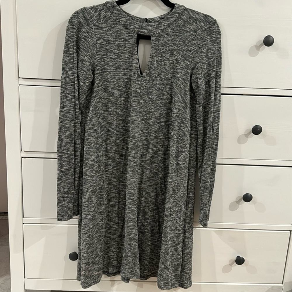 GREY KNIT LIGHT SWEATER DRESS with long sleeves and key hole detail